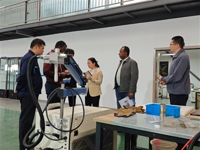 Internationale academische delegatie bezoekt MRJ-Laser om geavanceerde lasert...