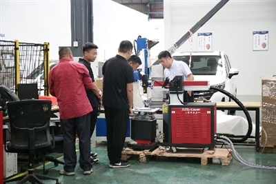 Experts van de Chinese Academy of Engineering Physics bezoeken MRJ-Laser voor...